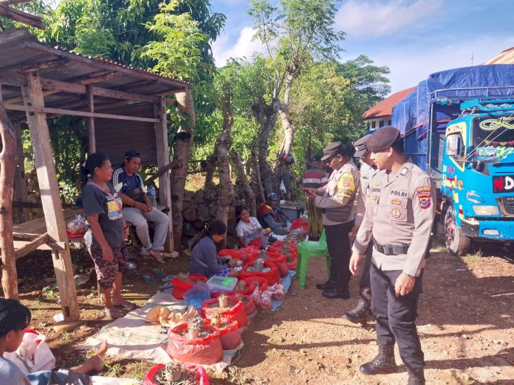 Pengamanan Pasar Oleh Personel Polsek Rote Selatan Untuk Ciptakan Kamtibmas Kondusif