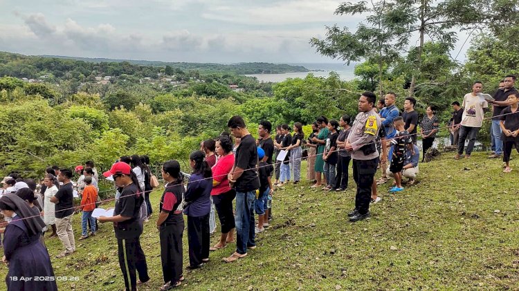 Kapolsek Lobalain : Prosesi Jalan Salib Umat Katolik Gereja St Kristorus Berjalan Aman