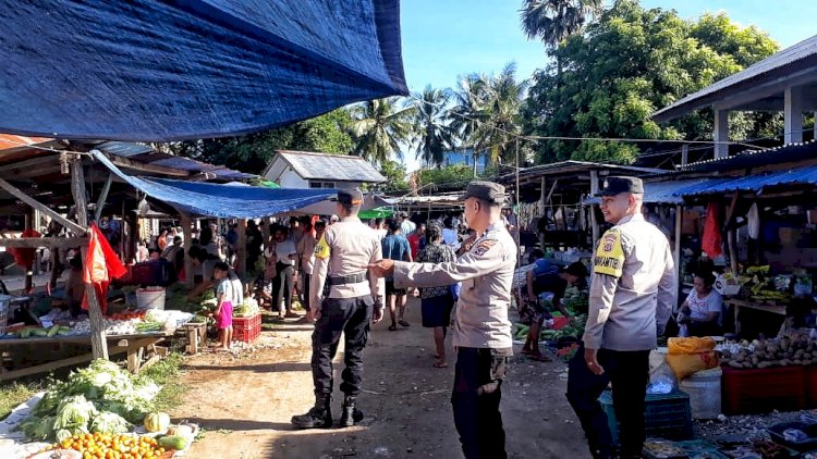 Polsek Rote Barat Gelar Patroli Dan Pengamanan Pada Pasar Sedeoen Kecamatan Rote Barat