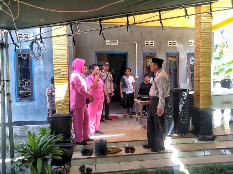 Wujud Empati Terhdap Korban Tenggelam, Kapolres Rote Ndao Bersama Bhayangkari Melayat Ke Rumah Duka