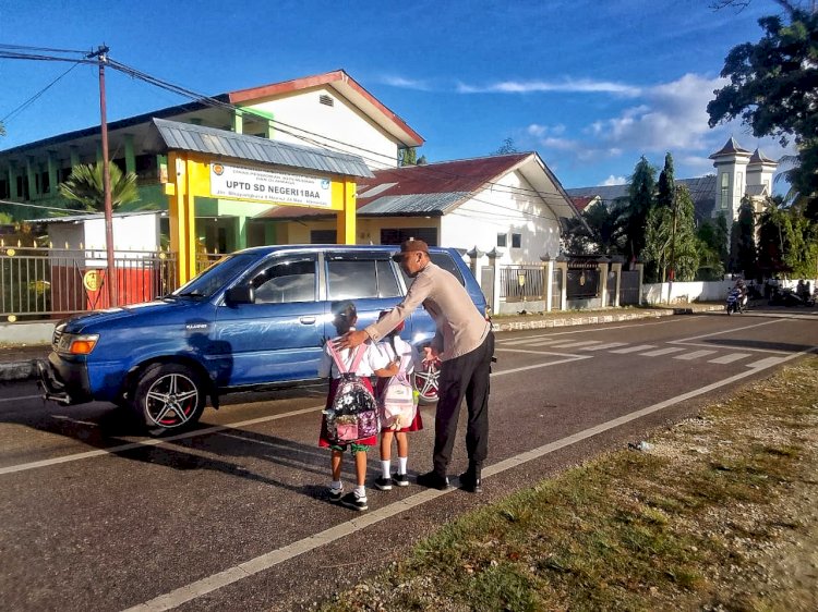 Peduli Keselamatan,Personel Polsek Lobalain Lakukan Pengamanan Diarea Sekolah