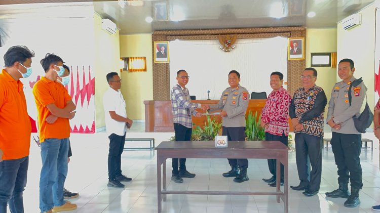 Enam WNA asal Cina Yang Diamankan Di Rote Di Serahkan Kepada Imigrasi Kupang