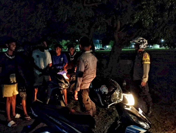 Cegah Aksi Premanisme Personel Polsek Rote Timur Lakukan Patroli Malam