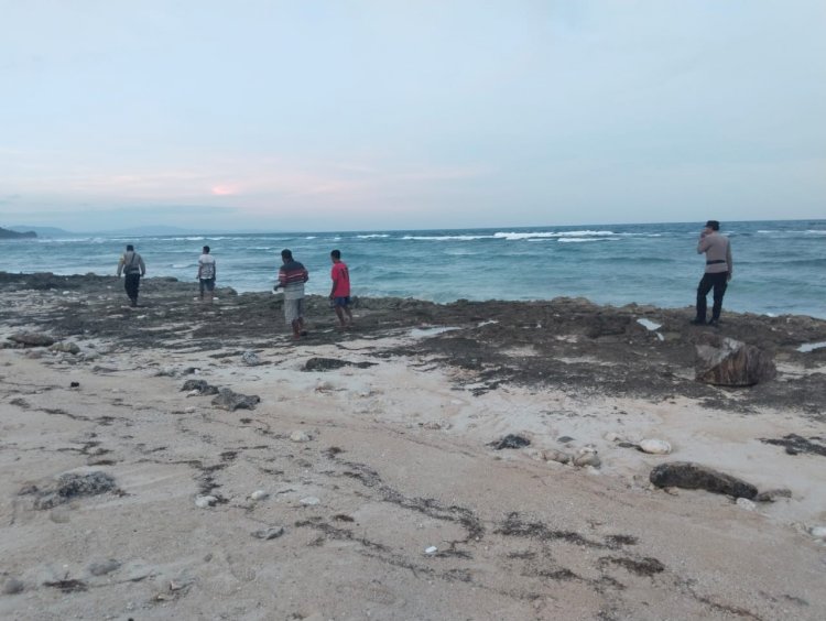 Personel Polres Rote Ndao Lakukan Upaya Pencarian Melalui Pesisir Pantai Selatan Hilangnya KM Berkat Baru