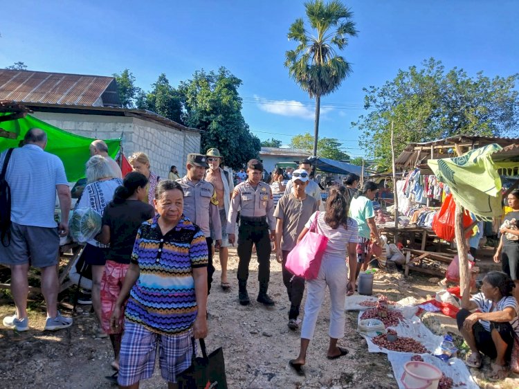 Wujud Pelayanan Kamtibmas Kepada Warga, Personel Polsek Rote Barat  Lakukan Pengamanan Pada Pasar Sedeoen