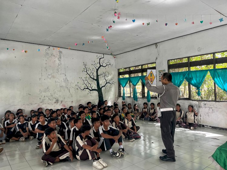 Sat Lantas Polres Rote Ndao, Goes To School Upaya Pencegahan Sejak Dini Pelanggaran Lalu Lintas