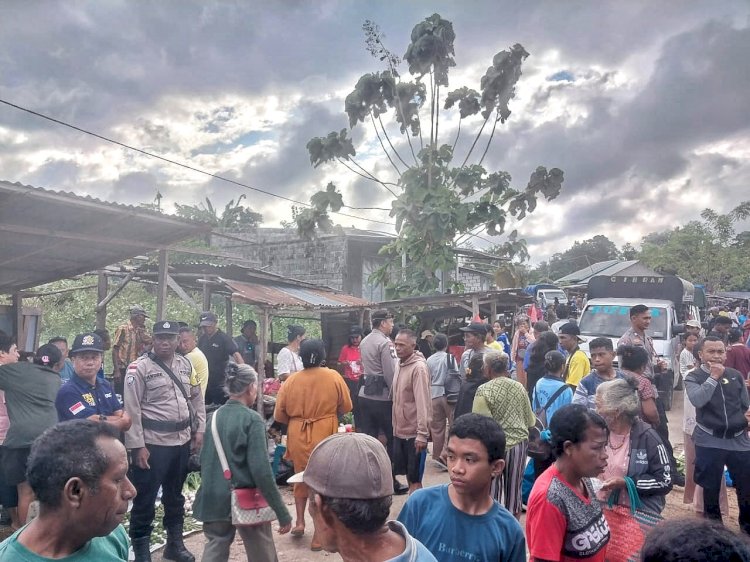 Patroli Dan Pengamanan Pada Pasar Oele, Upaya Untuk Jaga Kamtibmas Kondusif Diwilayah Hukum Polsek Rote Selatan