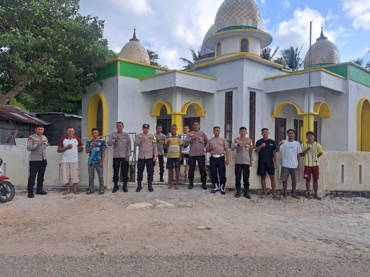 Bersihkan Tempat Ibadah, Bakti Sosial HUT Bhayangkara Ke 79 Polres Rote Ndao