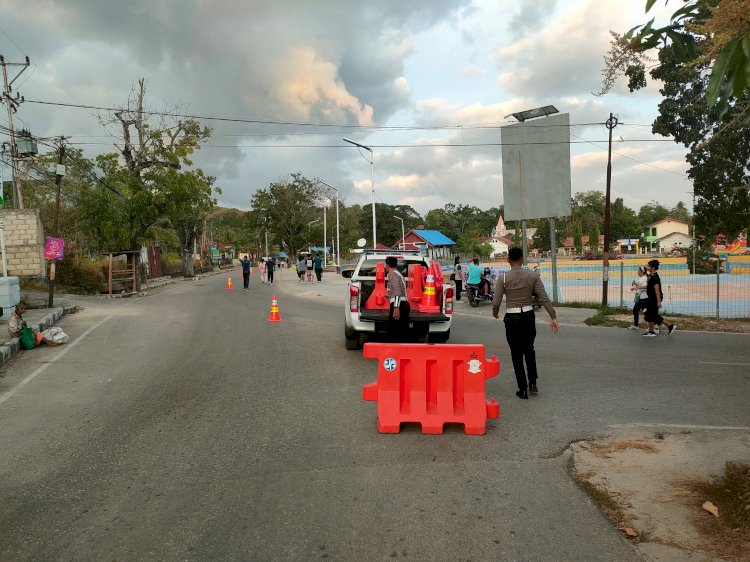 Personel Satuan Lalu Lintas Polres Rote Ndao Lakukan Pengalihan Arus Dan Rekayasa Lalu Lintas Saat CFD Di Baa
