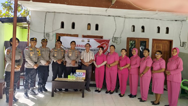 Jelang Hari Bhayangkara Ke 79, Kapolres Rote Ndao Pengurus Bhayangkari Lakukan Anjangsana Ke Sejumlah Purnawirawan Polri