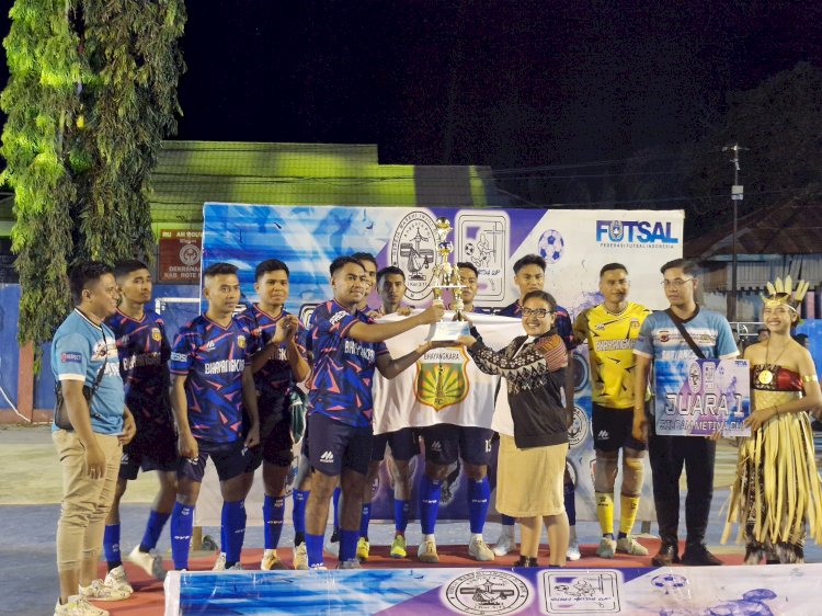 Tim Futsal Bhayangkara Presisi Polres Rote Ndao Menjuarai Pertandingan Futsal Pemuda Gereja Siloam Metina