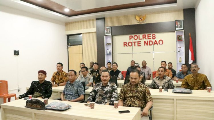 Polres Rote Ndao Gelar Nonton Bareng Wayang Kulit Dalam Rangka Hari Bhayangkara Ke 79