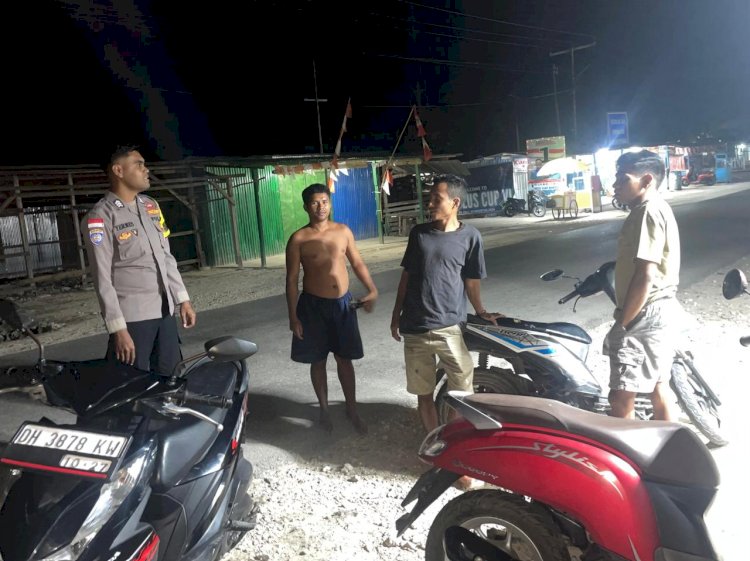 Personel Polsek Rote Barat Laut Lakukan Patroli Malam Untuk Jaga Kenyamanan Warga