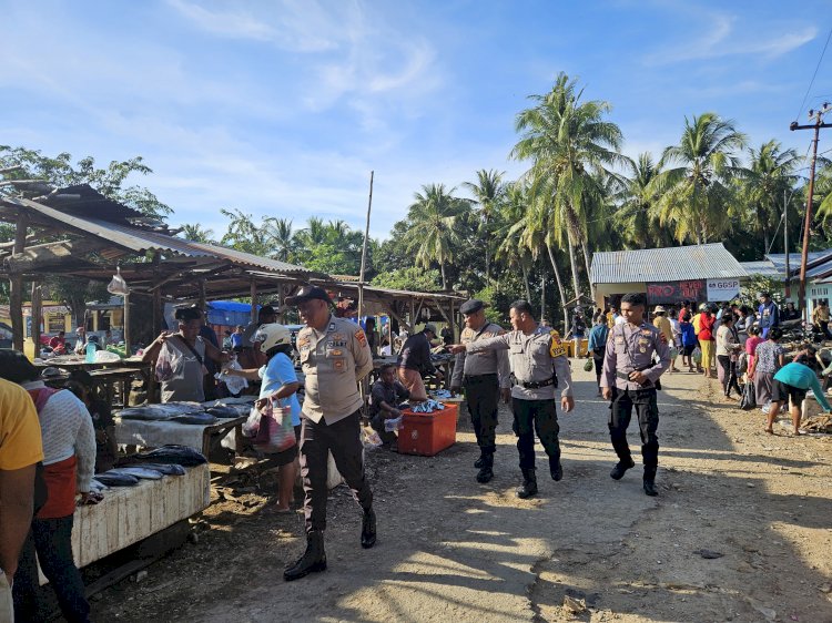 Patroli Dan Pengamanan Oleh Personel Polsek Rote Barat Laut Untuk Keamanan Masyarakat Di Area Pasar Busalangga