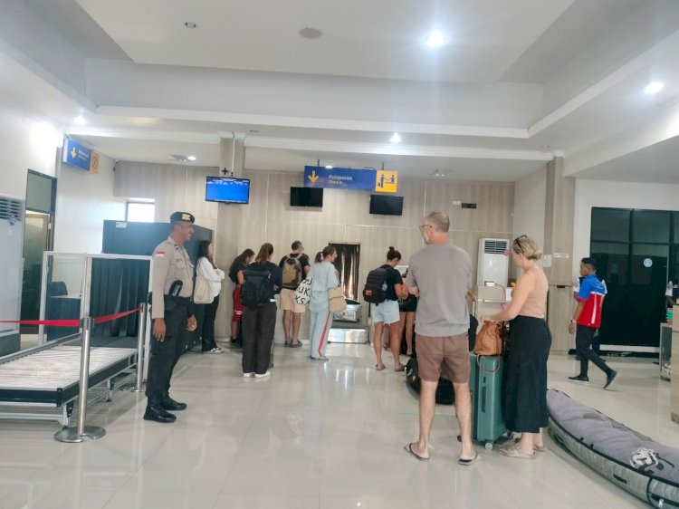Polsek Lobalain Lakukan Pengamanan Operasional Penerbangan Di Bandara D C Saudale