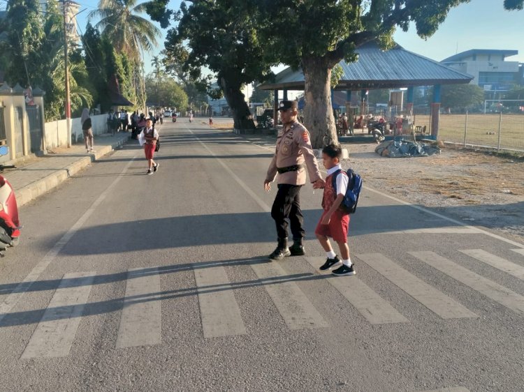 Wujud Polri Untuk Masyarakat, Personel Polsek Lobalain Lakukan Pengamanan Di Area Sekolah