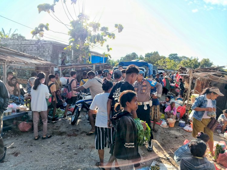 Personel Polsek Rote Selatan Lakukan Pengamanan  Aktifitas Masyarakat Pada Pasar Oele , Wujud Polri Untuk Masyarakat