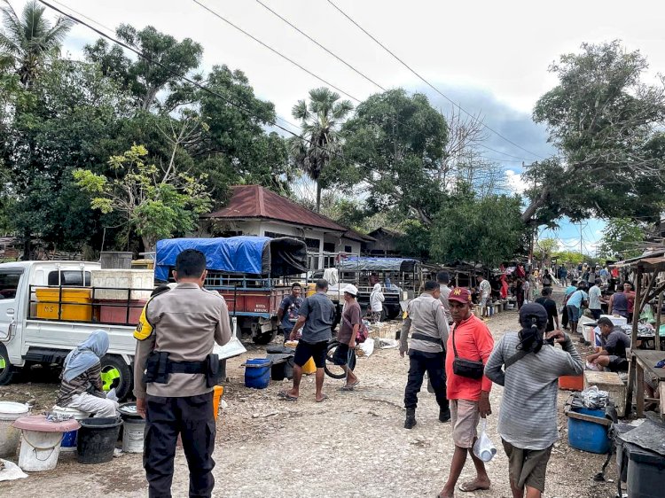 Polsek Rote Barat Laut Lakukan Pengamanan Pada Pasar Busalangga Jamin Keamanan Warga