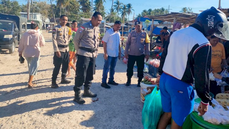 Patroli Pada Pasar Busalangga,  Polsek Rote Barat Laut Hadir Untuk Masyarakat