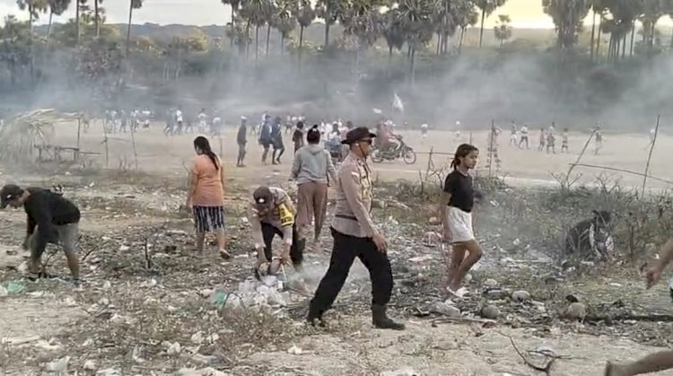 Jaga Kebersihan Pantai Nusakdale Bersama Polsek Pantaibaru