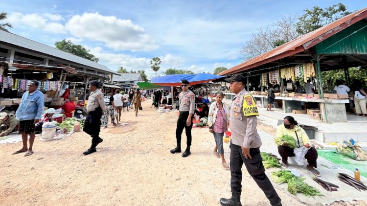 Patroli Pada Pasar Sedeoen, Polsek Rote Barat Jamin Keamanan Warga