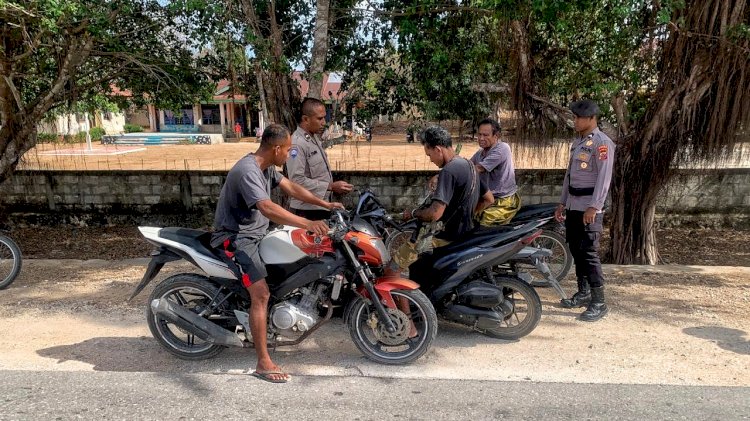 Edukasi Kamseltibcarlantas Bagi Masyarakat Oleh Personel Polsek Rote Tengah