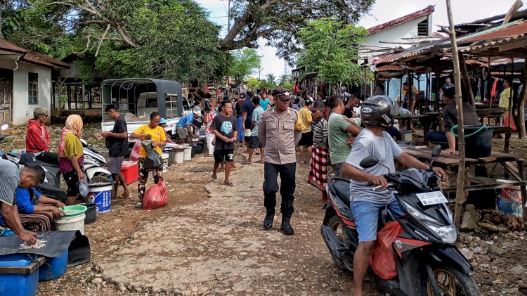 Personel Polsek Rote Barat Laut Lakukan Patroli di Pasar Busalangga Untuk Jamin Keamanan Warga