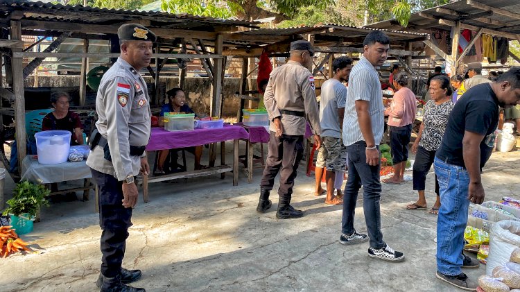 Patroli Pencegahan Potensi Pidana Oleh Personel Polsek Rote Tengah Pada Pasar Siomeda