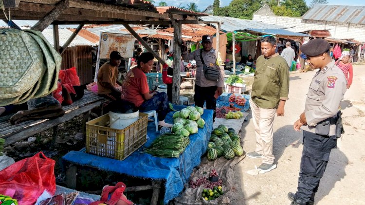 Personel Polsek Rote Selatan Lakukan Pengamanan di Pasar Oele, Wujud Polri Untuk Masyarakat