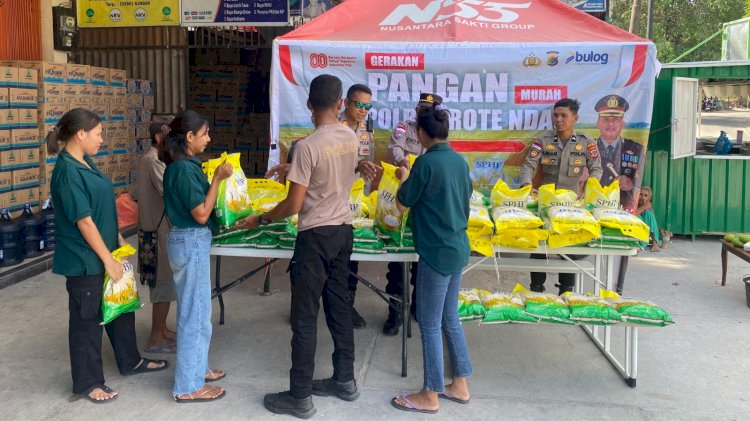 Satu Ton Beras SPHP di Distribusikan Bagi Warga Dalam Rangka GPM Polres Rote Ndao