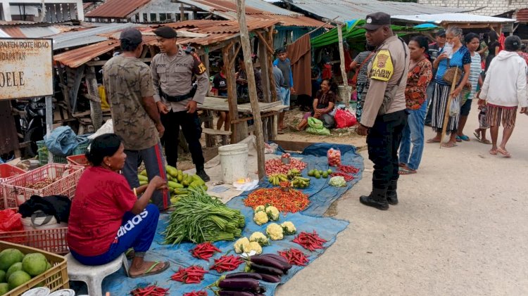 Personel Polsek Rote Selatan Lakukan Pengamanan Pada Pasar Oele