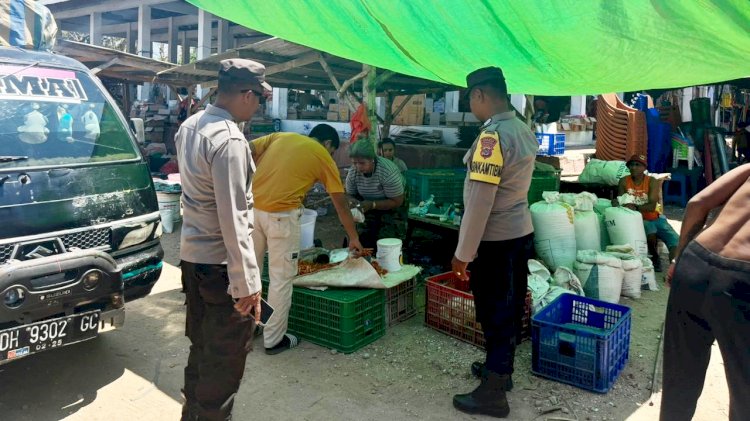 Personel Polsek Rote Barat Lakukan Patroli di Pasar Sedeoen, Upaya Polri Untuk Jamin Kenyamanan Warga
