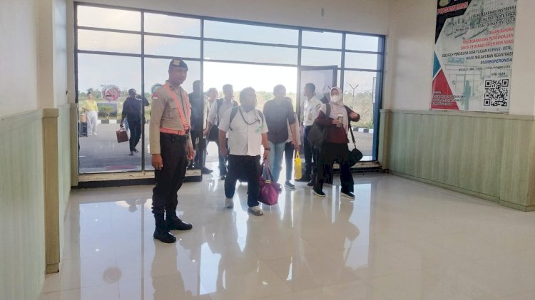 Pengamanan Bandara Diperketat, Polsek Lobalain Pastikan Kenyamanan Penumpang