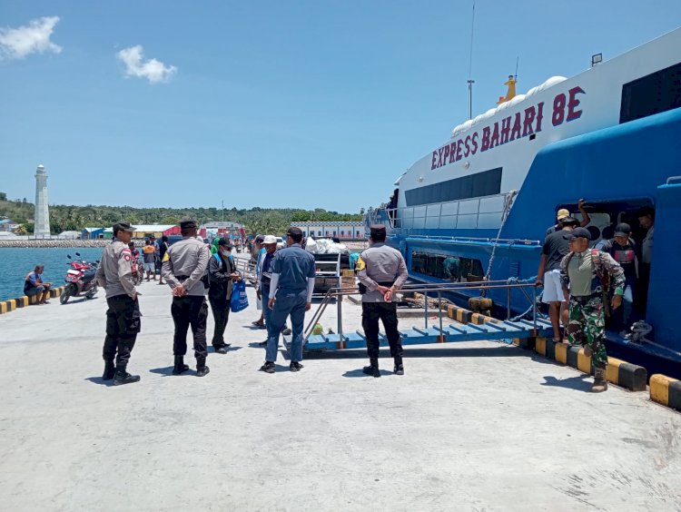 Personel Polsek Lobalain Tingkatkan Pengamanan di Pelabuhan Baa, Jamin Kenyamanan Warga