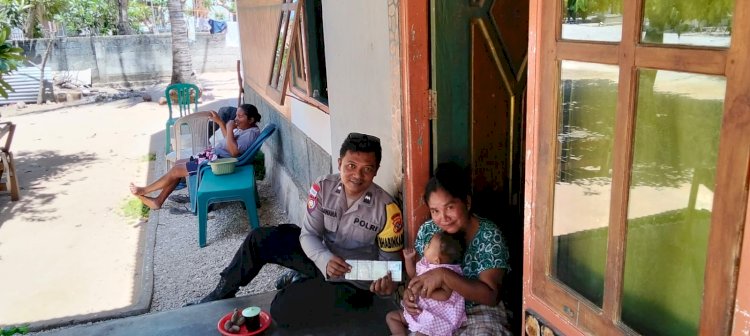 Sambangi Warga, Bhabinkamtibmas Polsek Rote Barat Serahkan STNK Motor
