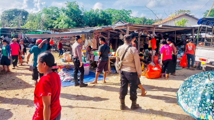 Patroli dan Pengamanan  di Pasar Oele  Wujud Polsek Rote Selatan Pastikan Kenyamanan Masyarakat