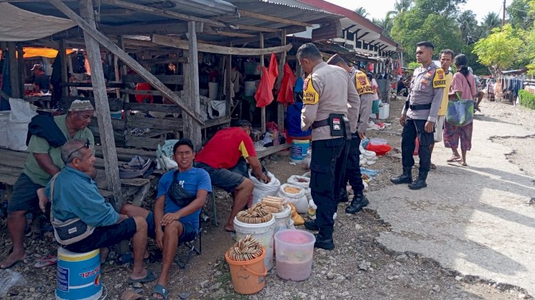 Polsek Rote Barat Laut Lakukan Patroli dan Pengamanan di Pasar Busalangga, Pastikan Rasa Aman Bagi Masyarakat