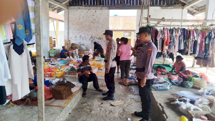 Polsek Lobalain Jaga Keamanan di Pasar Kuli Aisele Lewat Patroli Dialogis