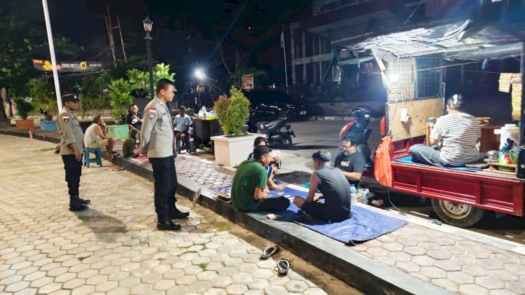 Laksanakan  Patroli Rutin Pada Malam Hari, Polsek Lobalain Jaga   Kamtibmas Tetap Kondusif