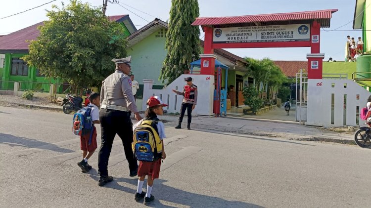Aksi Humanis Personel Sat Lantas Polres Rote Ndao Saat Melaksanakan Kegiatan Kepolisian