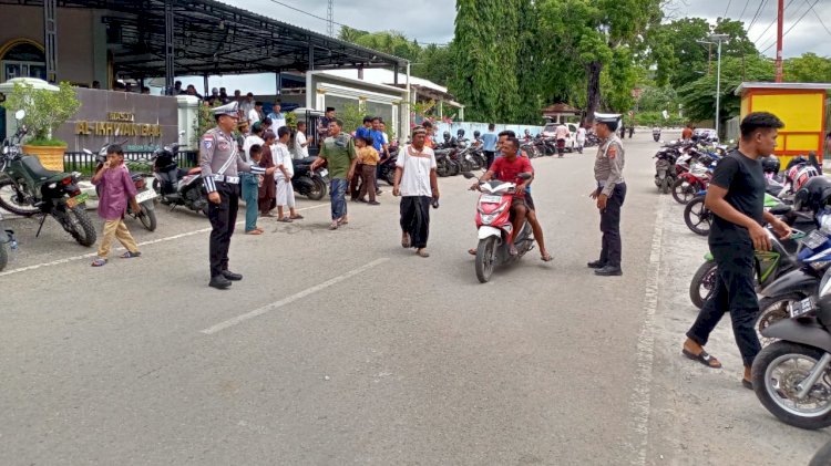 Sat Lantas Polres Rote Ndao Lakukan Pengamanan Saat Ibadah Sholat Jumat