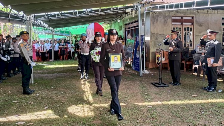 Beri Penghormatan Terakhir, Kapolres Rote Ndao Jadi Inspektur Upacara Pemakaman Anggota Polsek Rote Timur