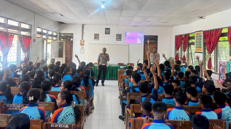 Police Goes To School Satlantas Polres Rote Ndao di SMP 4 Lobalain