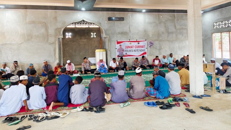 Kapolres Rote Ndao Gelar Jumat Curhat di Oenggae, Upaya Dengar Langsung Informasi Dari Warga