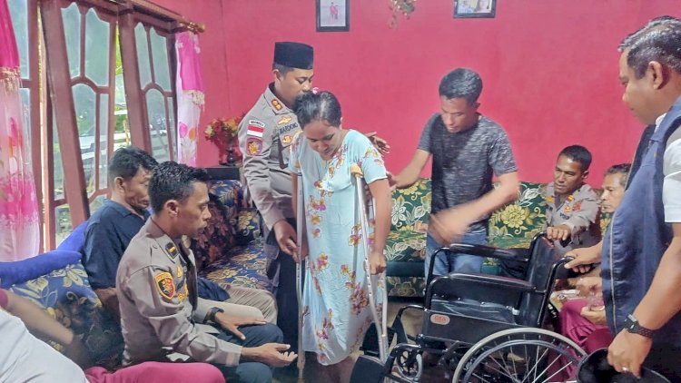 Kursi Roda Bagi Warga, Diserahkan Langsung Oleh Kapolres Rote Ndao
