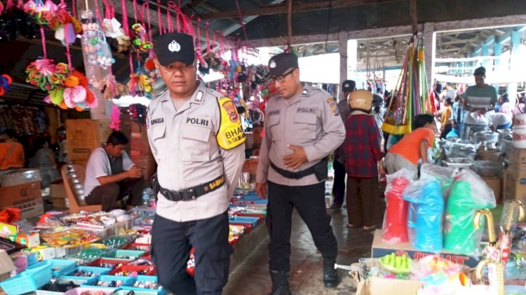 Jamin Kenyamanan Masyarakat, Personel Polsek Rote Barat Laut Tingkatkan Pengamanan di Pasar Busalangga