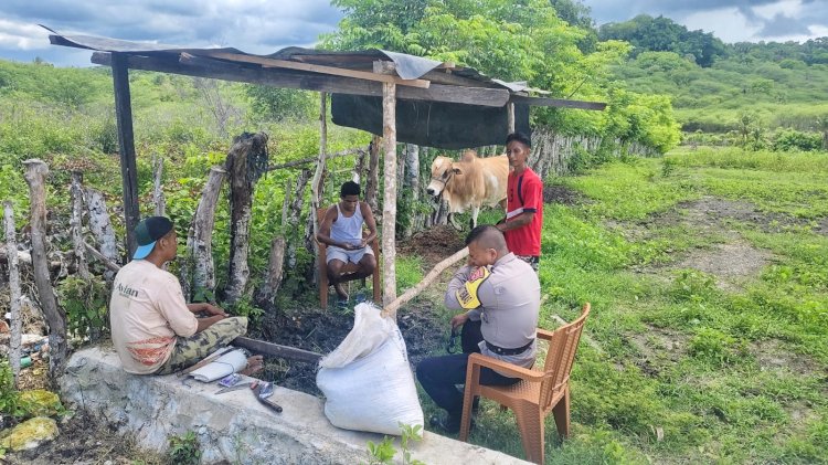 Bhabinkamtibmas Polsek Lobalain Lakukan Kegiatan Sambang Jaga Kemitraan Dengan Masyarakat