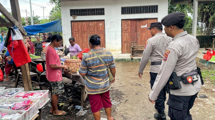 Personel Polsek Rote Tengah Lakukan Patroli Dialogis di Pasar Siomeda