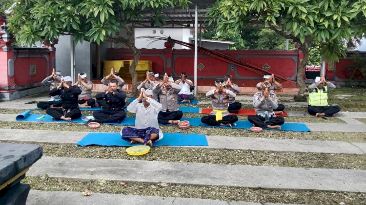 Perayaan Hari Raya Siwaratri, Personel Polres Rote Ndao dan Brimob Kompi III Yon A Pelopor di Pura Agung Girinatha