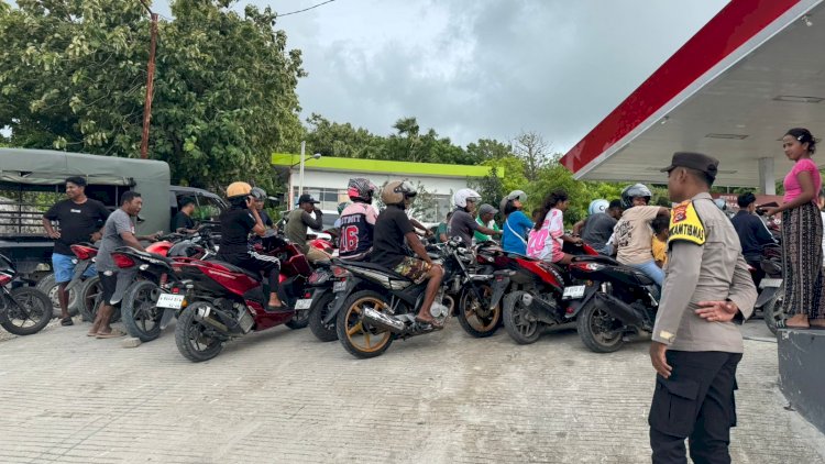 Pastikan Pelayanan BBM Berjalan Lancar, Personel Polres Rote Ndao  Dikerahkan Untuk Monitoring Sejumlah SPBU